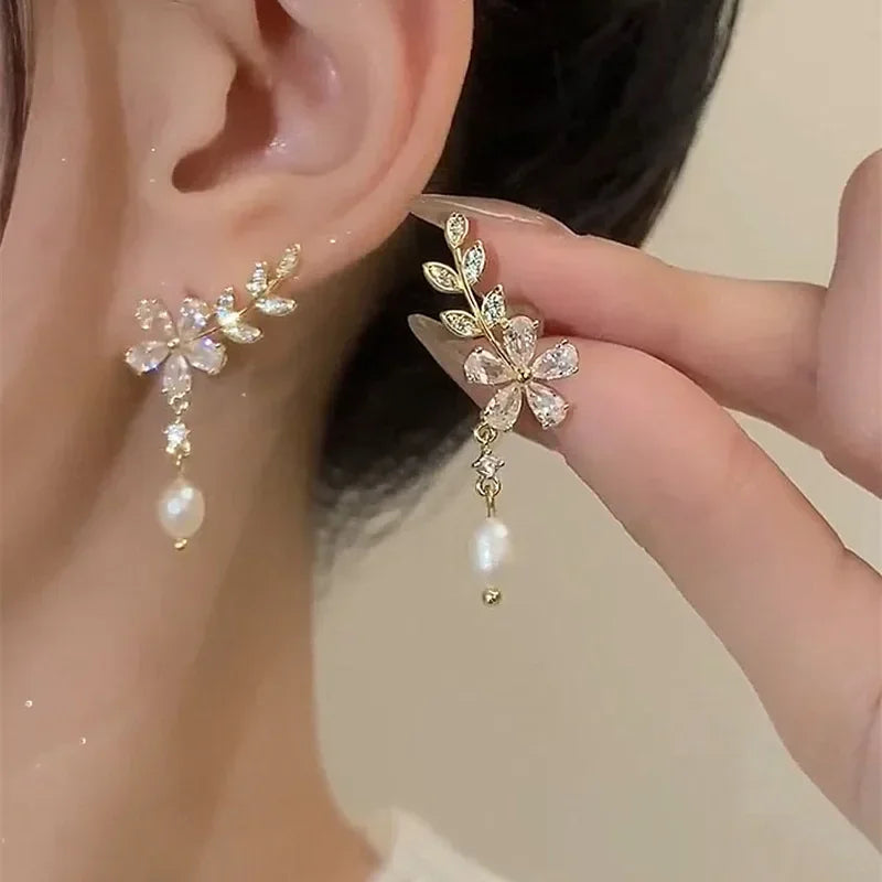 Aesthetic White Zircon Flower