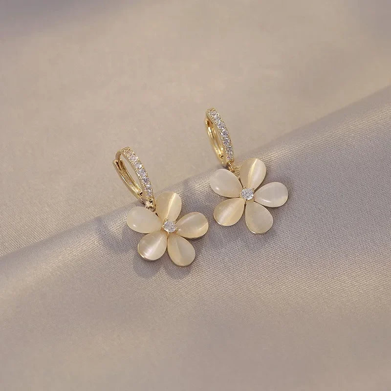 Aesthetic White Zircon Flower