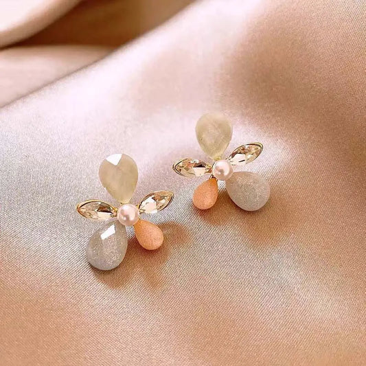 French Imitation Pearl Earrings Flower Ear Studs for Girls Daily Wear Women Irregular Five Petal Flower Ear Piercings Gifts