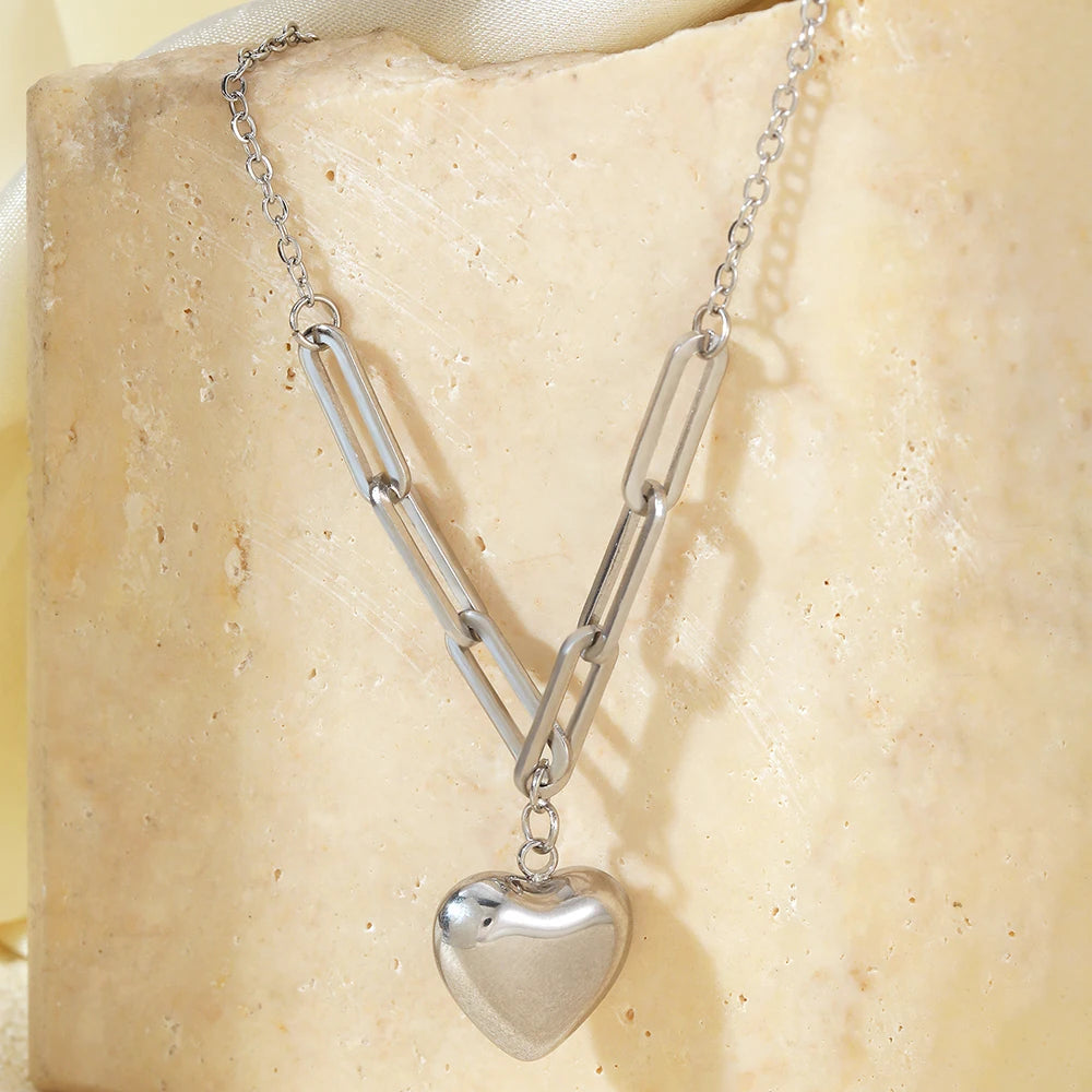 Stainless Steel Necklaces Vintage Elegant Heart Pendant Fashion Light Luxury Metal Necklace