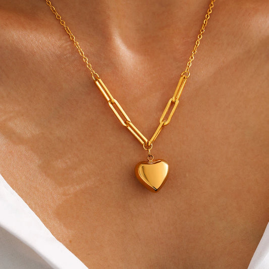 Stainless Steel Necklaces Vintage Elegant Heart Pendant Fashion Light Luxury Metal Necklace